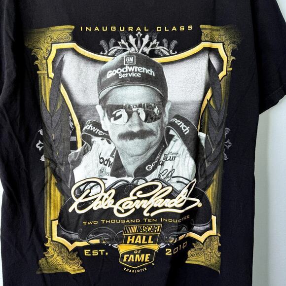 Dale Earnhardt NASCAR 2010 Inagural Class Hall of Fame Graphic T-Shirt Men's M - Picture 2 of 12